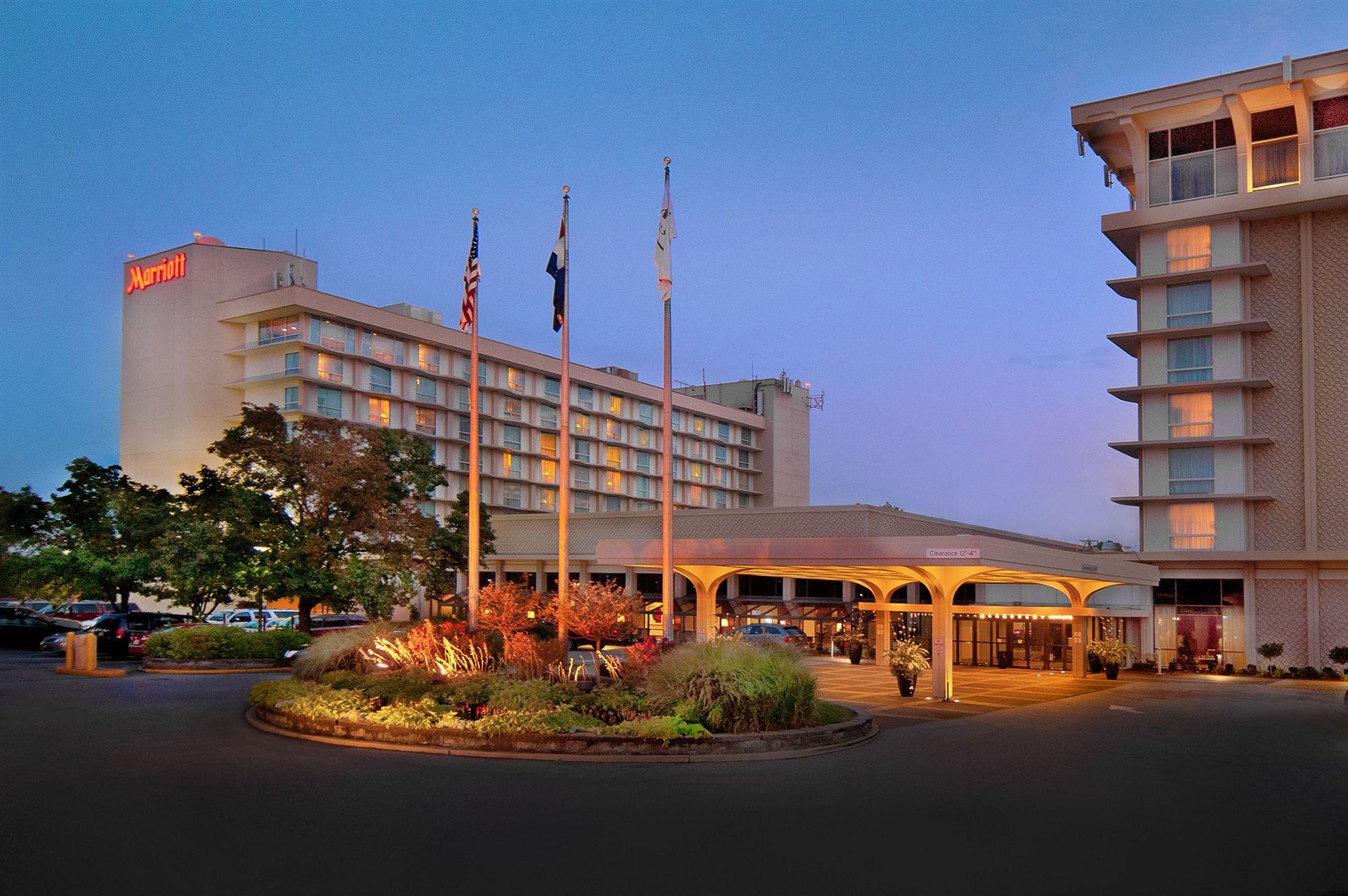 Отель Marriott St. Louis Airport Edmundson Экстерьер фото