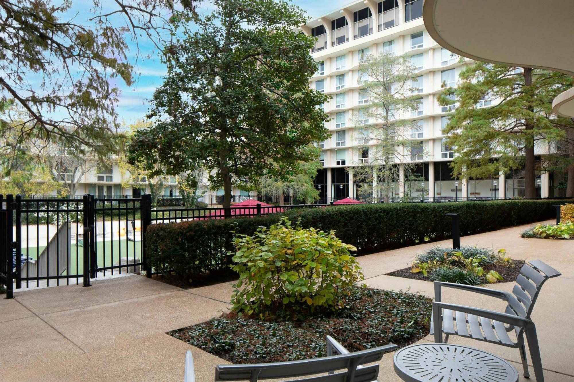 Отель Marriott St. Louis Airport Edmundson Экстерьер фото