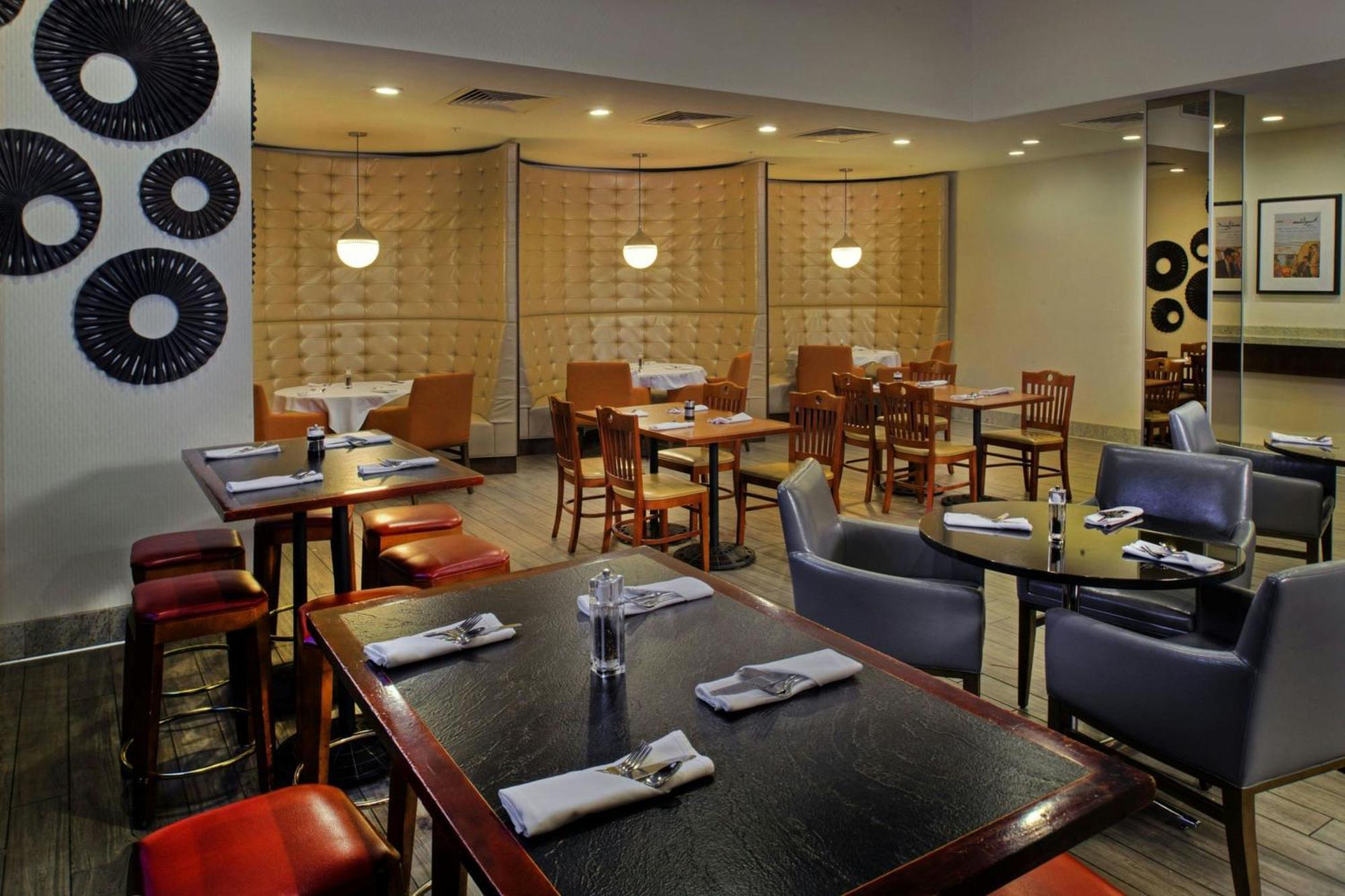 Отель Marriott St. Louis Airport Edmundson Экстерьер фото